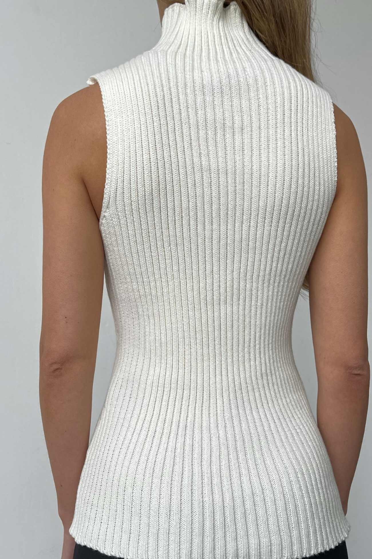 BerryBetty - Turtleneck Sleeveless Ribbed Knit Sweater